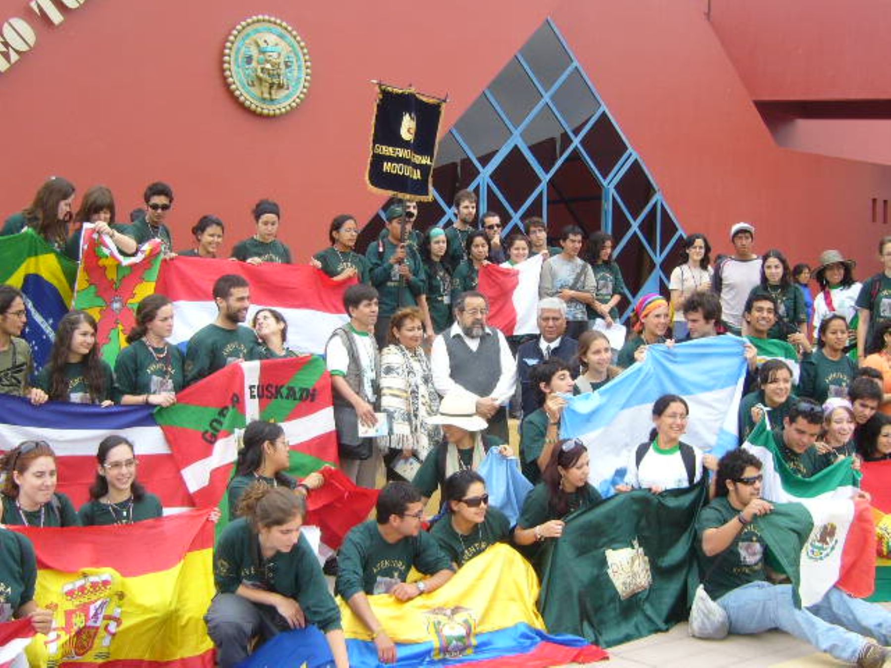 Jóvenes expedicionarios de la Ruta Inka 2008 junto con el director del museo Tumbas Reales de Sipán, en Lambayeque.
