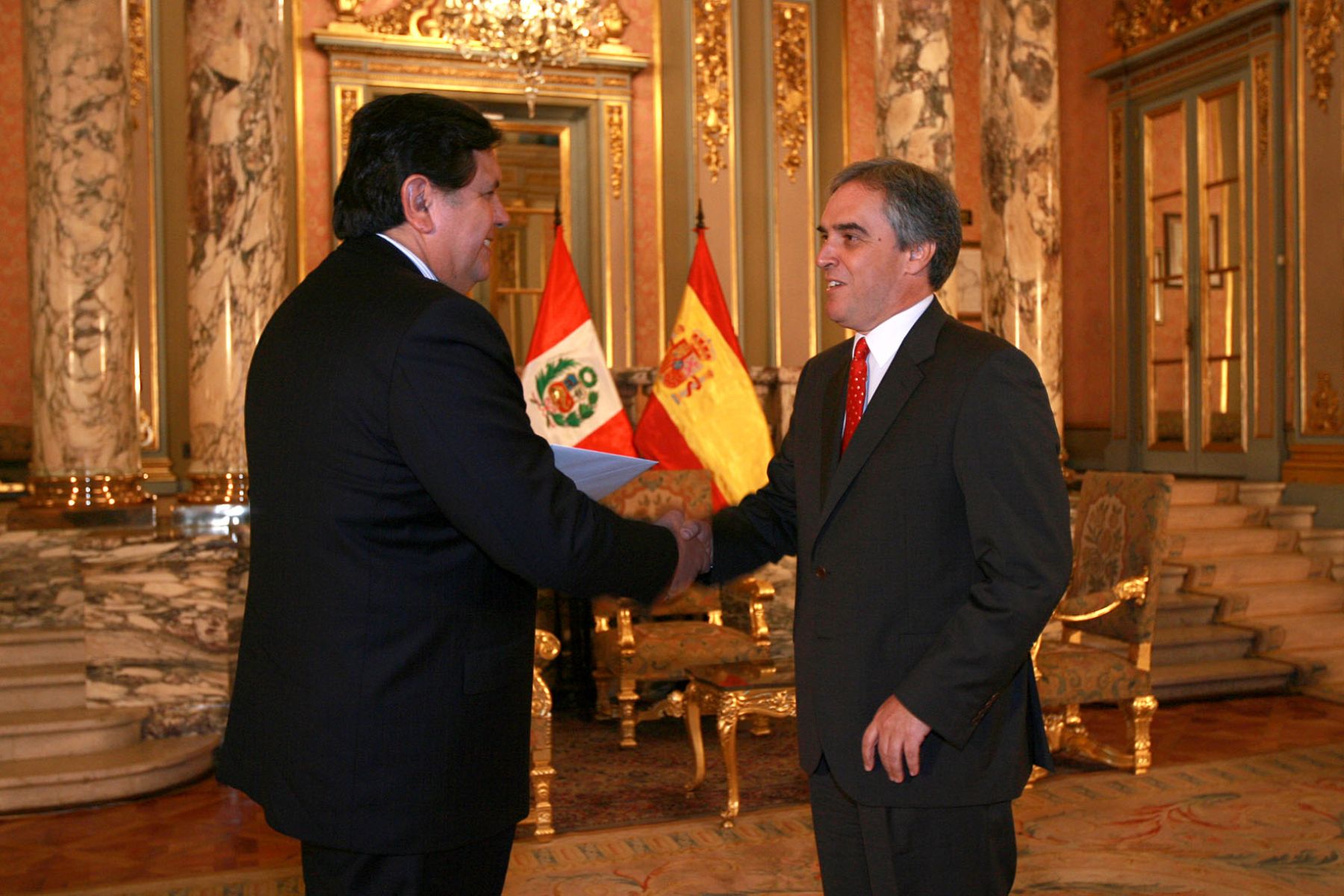 President Alan García receives credential letters of new Spanish ambassador. Photo:SEPRES/Oscar Farje Gomero.