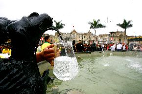 Más de 200 litros de pisco brotarán este sábado de la pileta de la Plaza de Armas de Lima. Foto: ANDINA/ Victor Palomino Gómezo