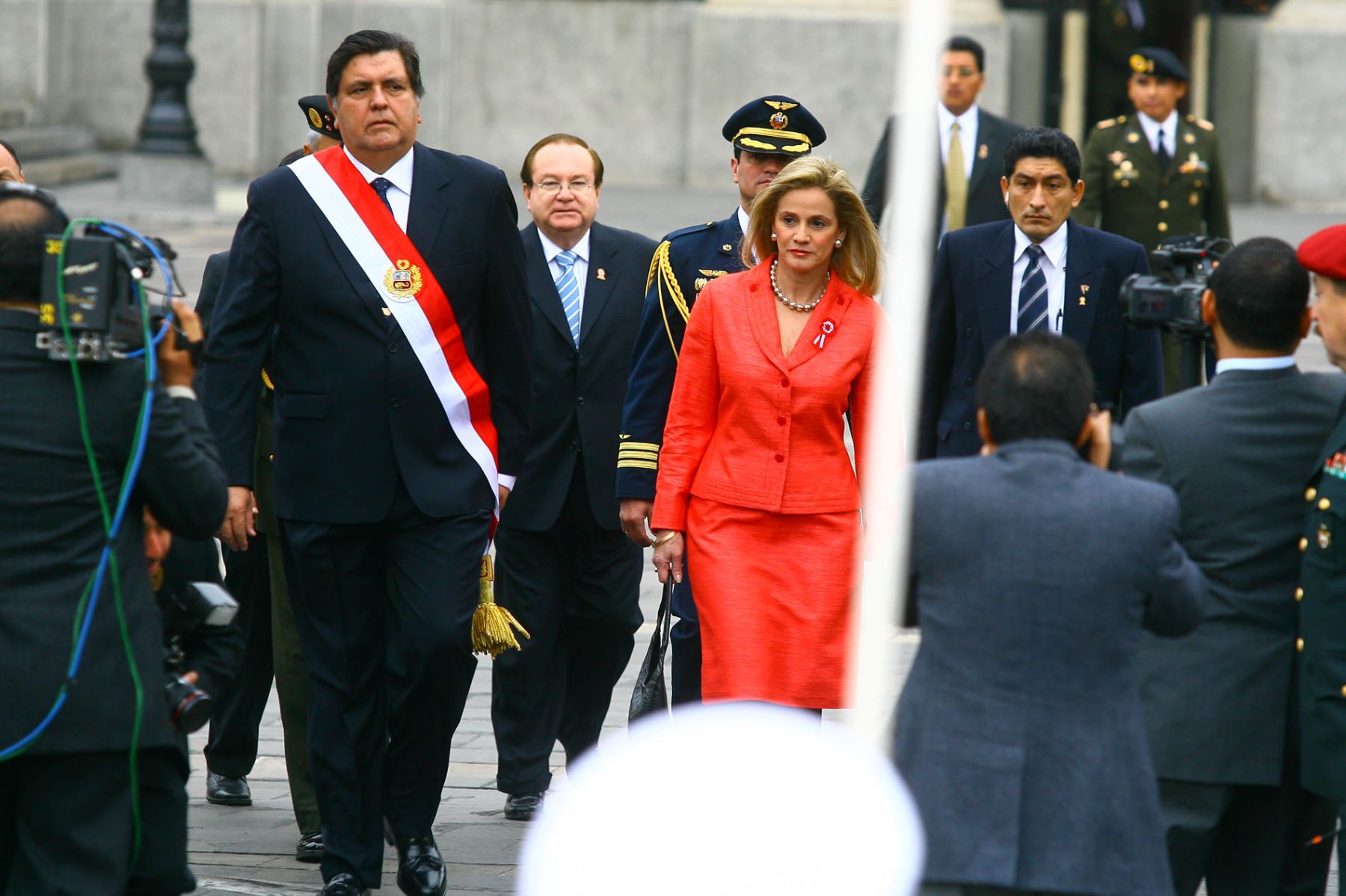 El presidente de la República, Alan García Pérez, acompañado de su esposa, Pilar Nores, sale de Palacio de Gobierno rumbo a la Basílica Catedral de Lima, donde se desarrollará .la Misa y Te Deum por Fiestas Patrias. Foto: ANDINA / Piero Vargas
