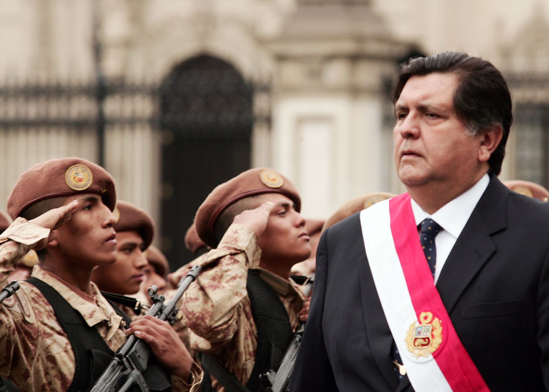 Presidente Alan Garcia, pasa revista a las tropas apostadas en la Plaza de Armas. Foto: ANDINA/ Dante Zegarra.