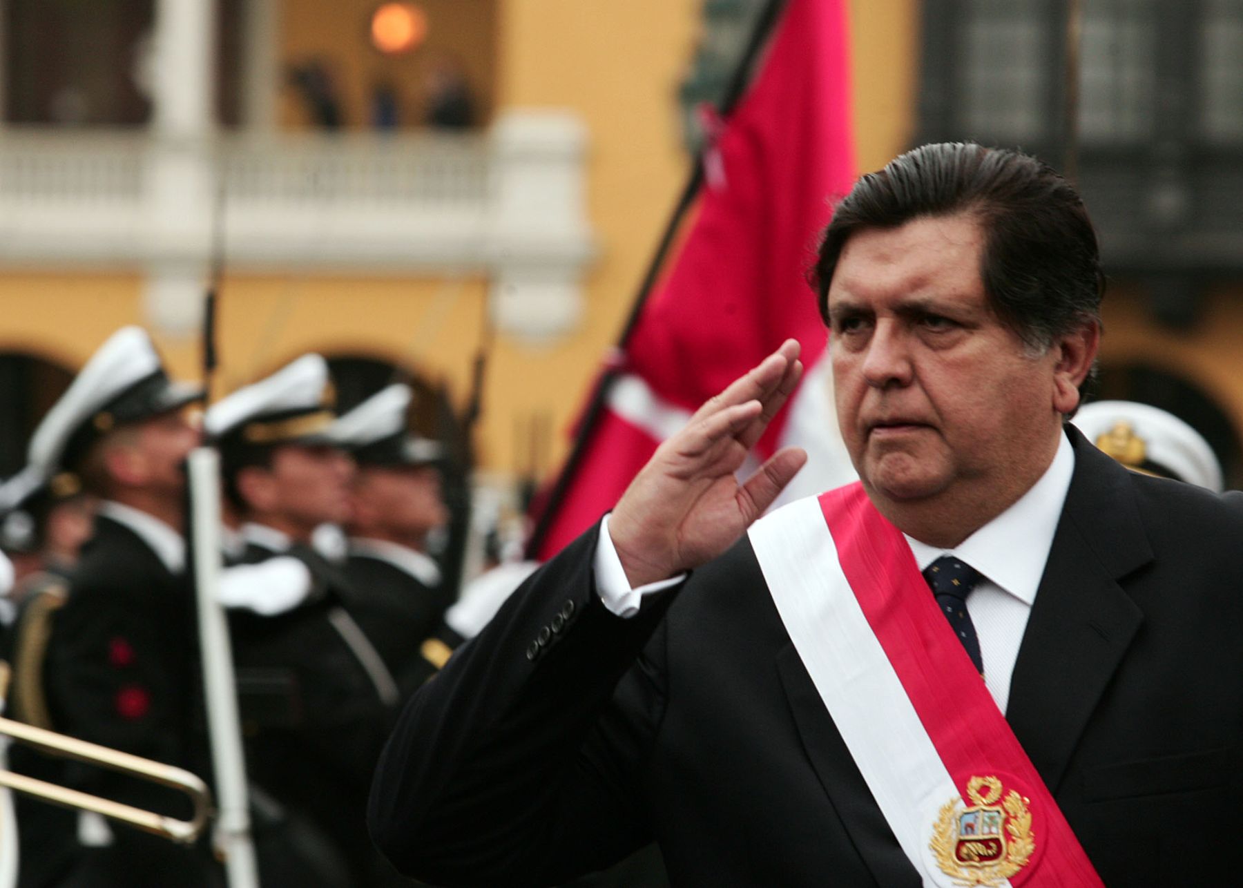 Presidente Alan Garcia, pasa revista a las tropas apostadas en la Plaza de Armas. Foto: ANDINA /Dante Zegarra.