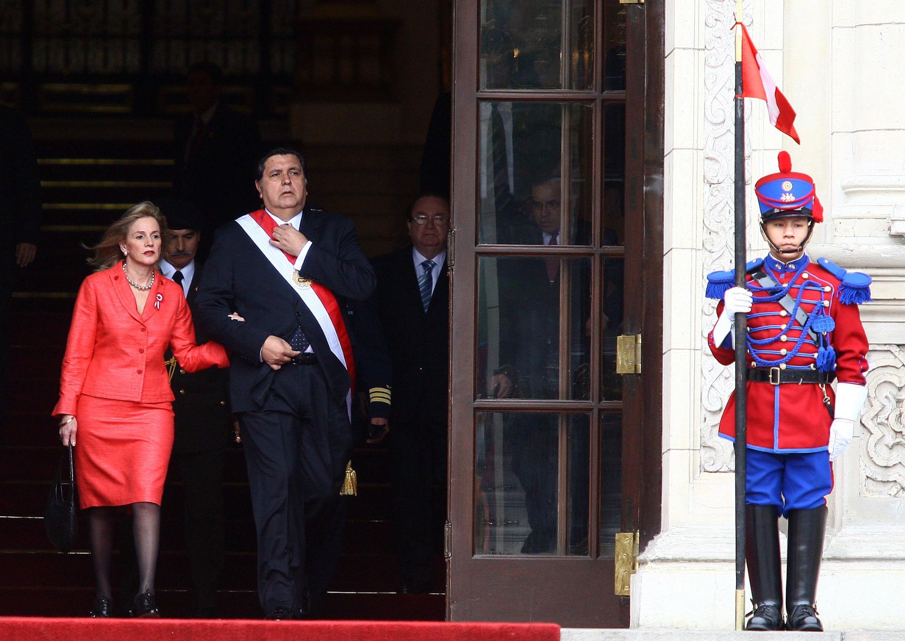 El presidente de la República, Alan García Pérez, acompañado de su esposa, Pilar Nores, sale de Palacio de Gobierno rumbo a la Basílica Catedral de Lima, donde se desarrollará .la Misa y Te Deum por Fiestas Patrias.  Foto: ANDINA / Alberto Orbegoso