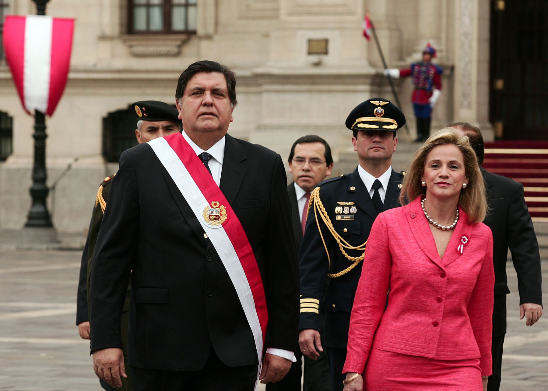 Presidente Alan Garcia, acompañado de su esposa Pilar Nores se dirige a la Catedral de Lima Foto: ANDINA/ Dante Zegarra.