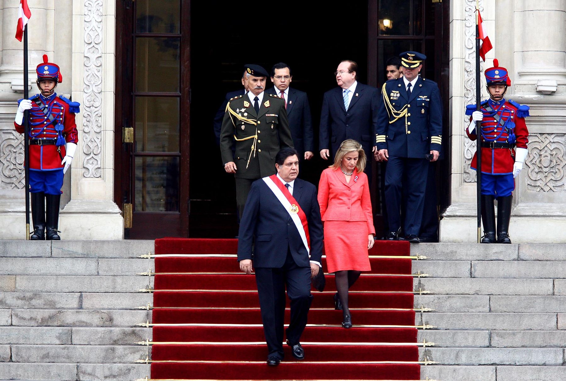 El presidente de la República, Alan García Pérez, acompañado de su esposa, Pilar Nores, sale de Palacio de Gobierno rumbo a la Basílica Catedral de Lima, donde se desarrollará .la Misa y Te Deum por Fiestas Patrias.   Foto: ANDINA / Alberto Orbegoso