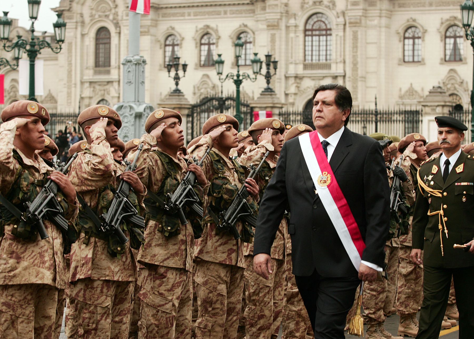 Presidente Alan Garcia, pasa revista a las tropas apostadas en la Plaza de Armas. Foto: ANDINA/ Dante Zegarra.