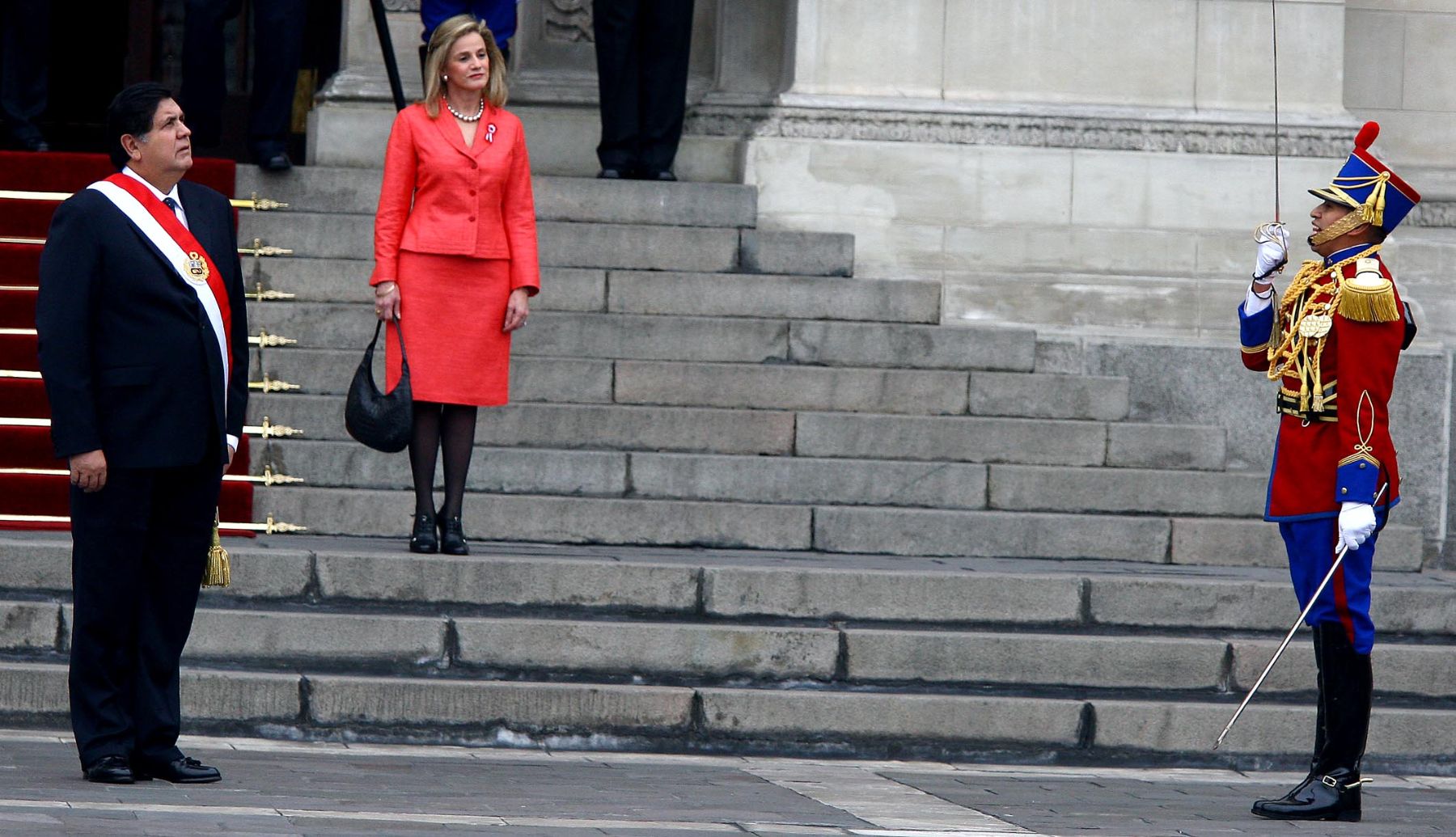 El presidente de la República, Alan García Pérez, acompañado de su esposa, Pilar Nores, sale de Palacio de Gobierno rumbo a la Basílica Catedral de Lima, donde se desarrollará .la Misa y Te Deum por Fiestas Patrias.  Foto: ANDINA / Alberto Orbegoso