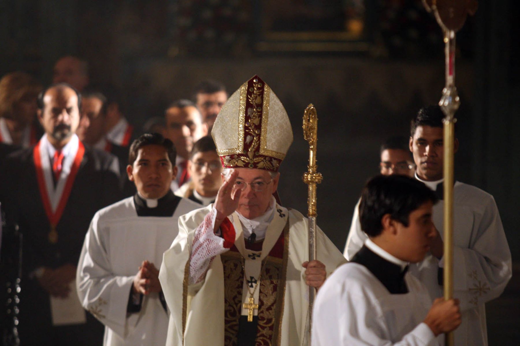 El cardenal Juan Luis Cipriani ingresa a la Catedral para oficiar el Te Deum por el aniversario patrio. Foto: ANDINA/ Juan Carlos Guzmán Negrini.