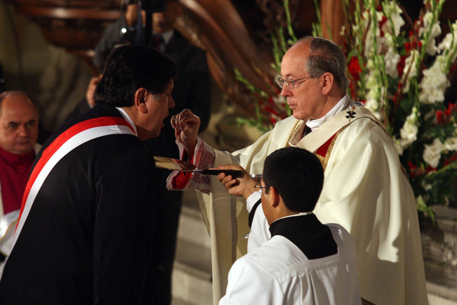 El Presidente de la República, Alan García, recibe la comunión de manos del cardenal Cipriani en el Te Deum de 28 de julio.Foto: ANDINA/ Juan Carlos Guzmán Negrini.