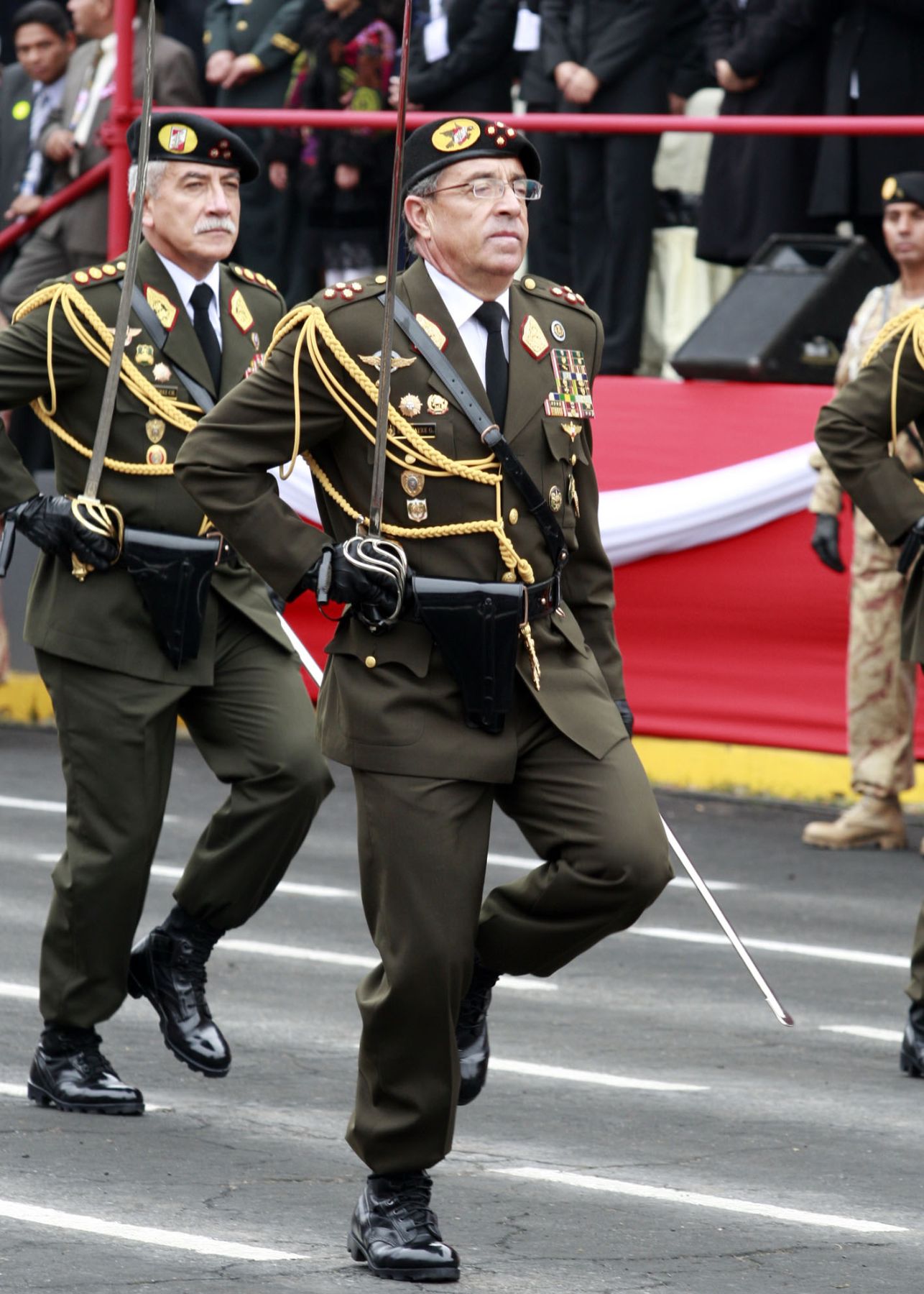 El Comandante General del Ejercito Edwin Donaire Gotzch, desfilo con su comando Foto: Dante Zegarra.