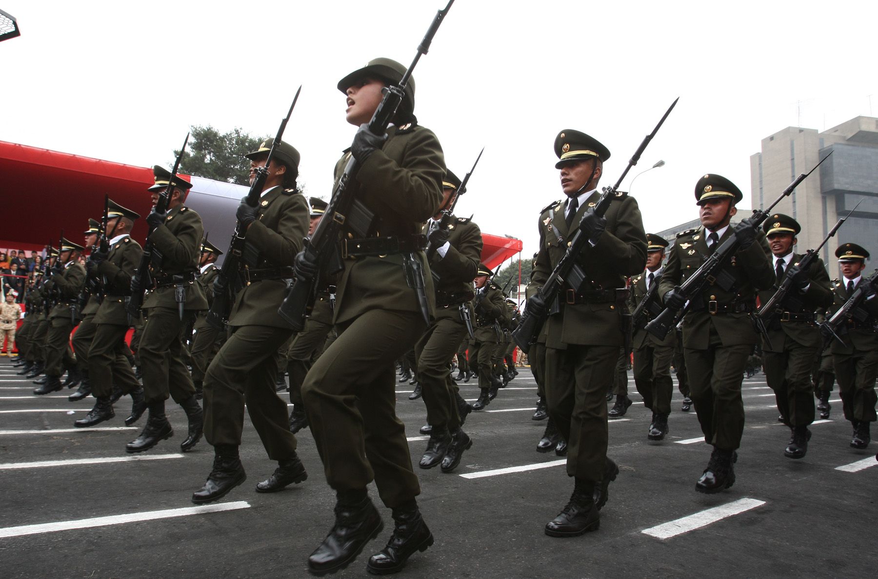 PNP destaca en desfile militar con unidades de rescate y patrulleros