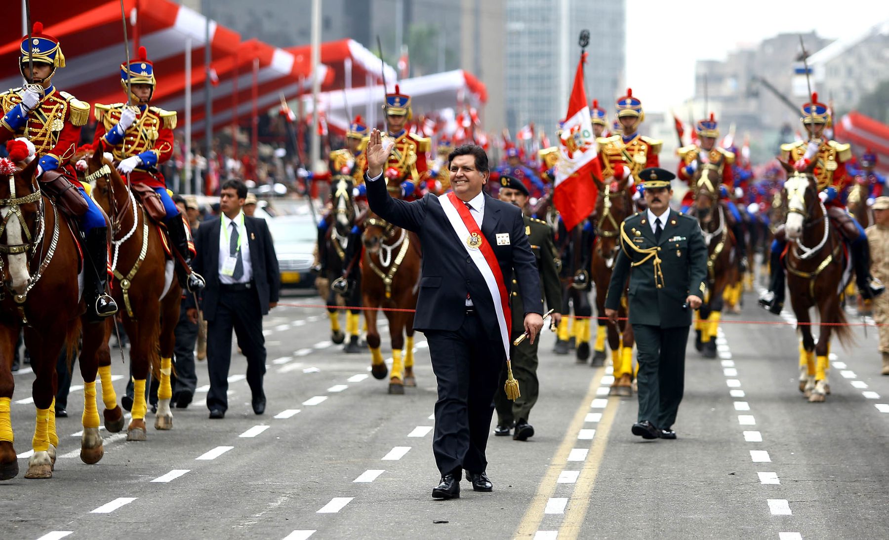 El Presidente de la República, Alan García Pérez, se despide de la multitud de gente, al culminar desfile militar de Fiestas Patrias en la avenida de La Peruanidad. Foto: ANDINA / Alberto Orbegoso