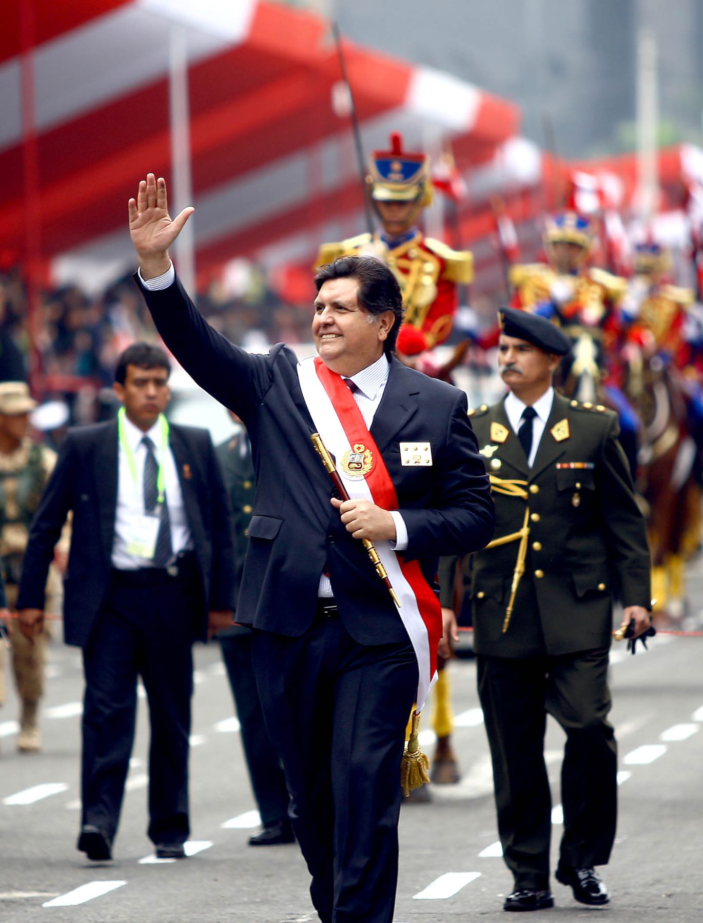 El Presidente de la República, Alan García Pérez, se despide de la multitud de gente, al culminar desfile militar de Fiestas Patrias en la avenida de La Peruanidad. Foto: ANDINA / Alberto Orbegoso