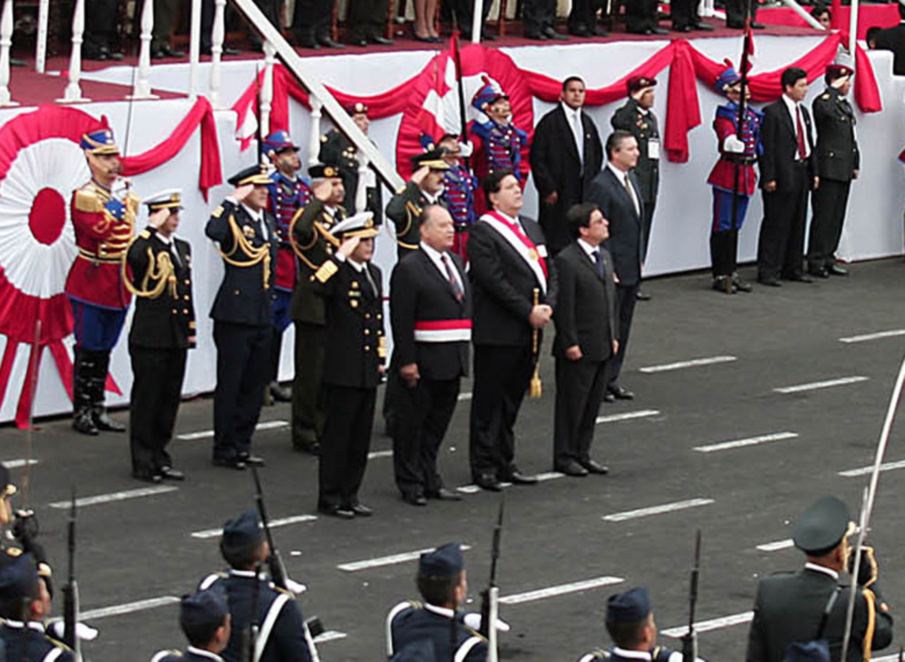 El Jefe del Estado, Alan García Pérez, recibe en los próximos minutos en Palacio de Gobierno al vicepresidente de Colombia, Francisco Santos Calderón, quien asistió como invitado a la Gran Parada y Desfile Cívico Militar por Fiestas Patrias. Foto: ANDINA/Juan Carlos Guzmán Negrini.