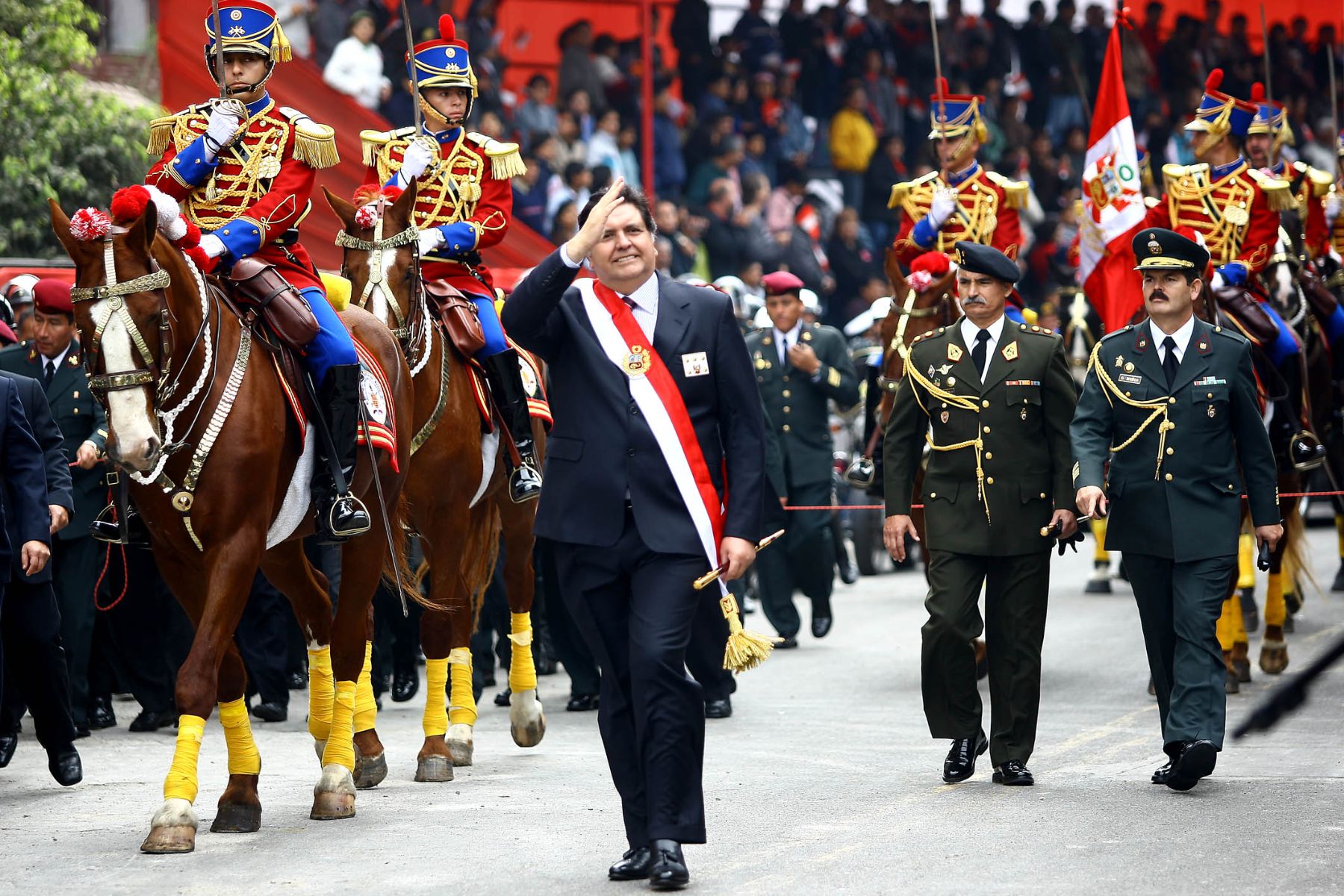 El Presidente de la República, Alan García Pérez, se despide de la multitud al culminar el desfile militar de Fiestas Patrias en la avenida de la Peruanidad. Foto: ANDINA/Alberto Orbegoso.