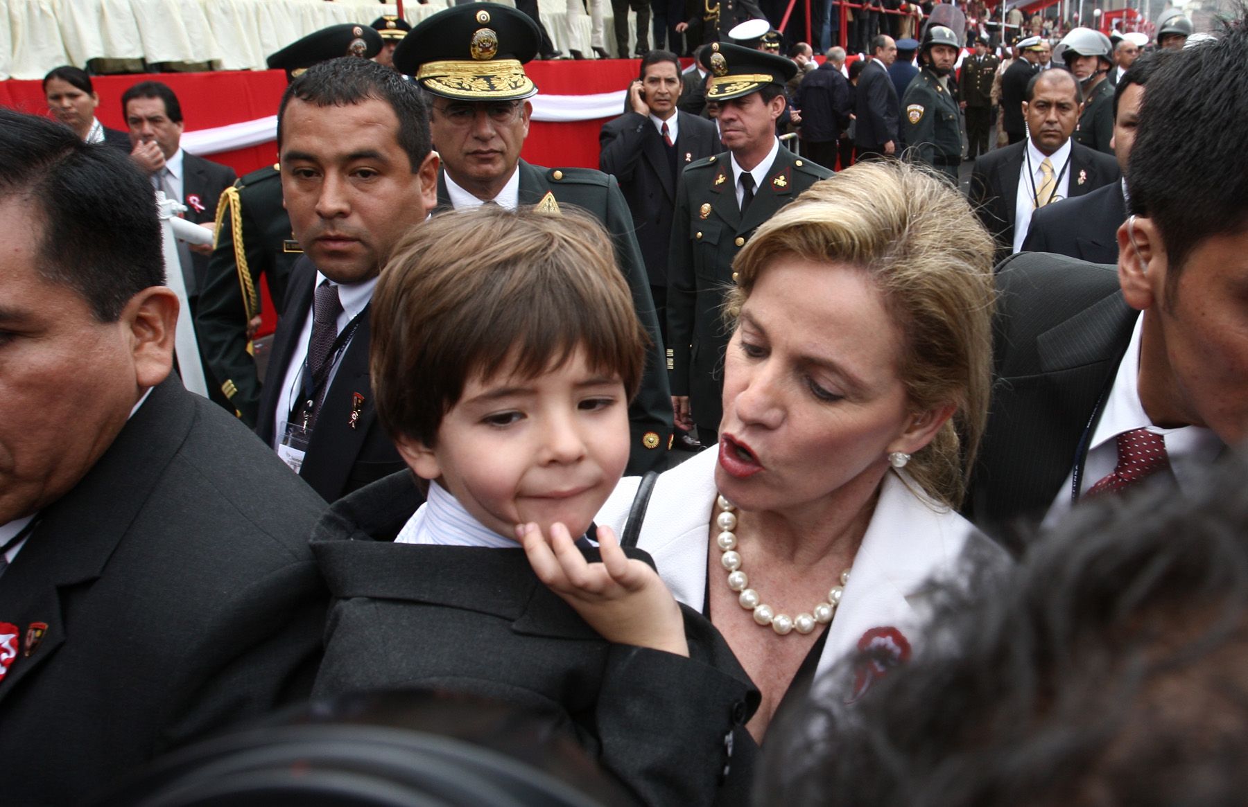 La esposa del Jefe del Estado, Pilar Nores de García, con el pequeño Federico Danton. Foto: ANDINA/  Jack Ramón Morales