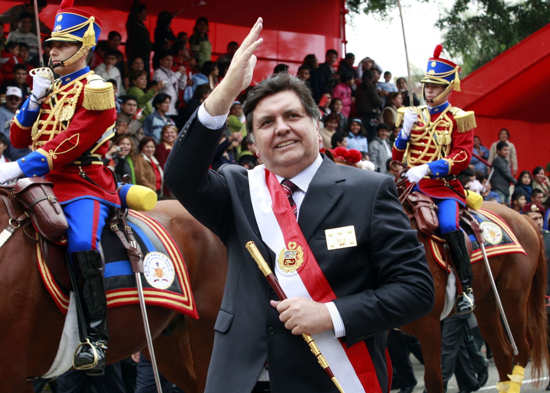 El Presidente Alan Garcia, observa la Gran Parada Civico Militar en la Av. de la Peruanidad. Foto: ANDINA / Dante Zegarra.