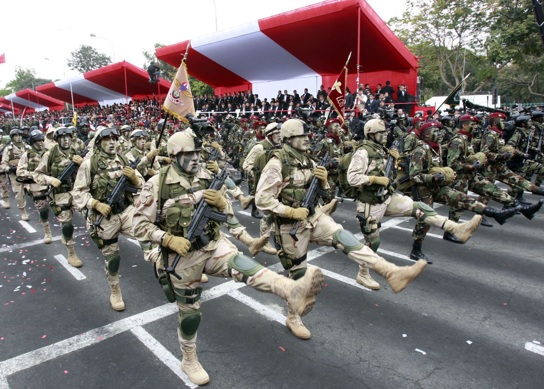 El Presidente Alan Garcia, observa la Gran Parada Civico Militar en la Av. de la Peruanidad. Foto: ANDINA/ Dante Zegarra
