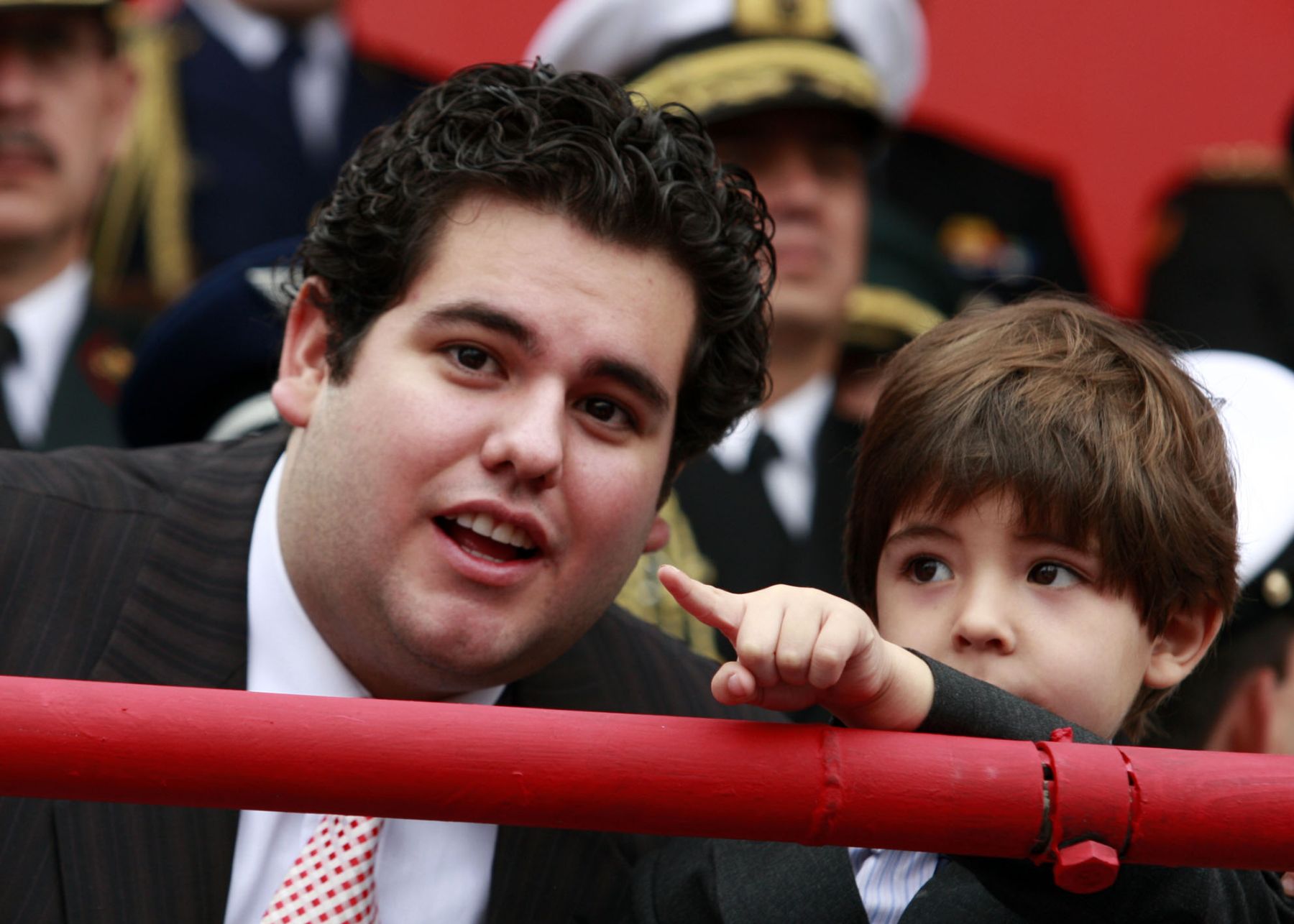 Alan Raul Simon García comenta las incidencias del desfile militar a su hermano menor Federico Danton. Foto: ANDINA/ Dante Zegarra