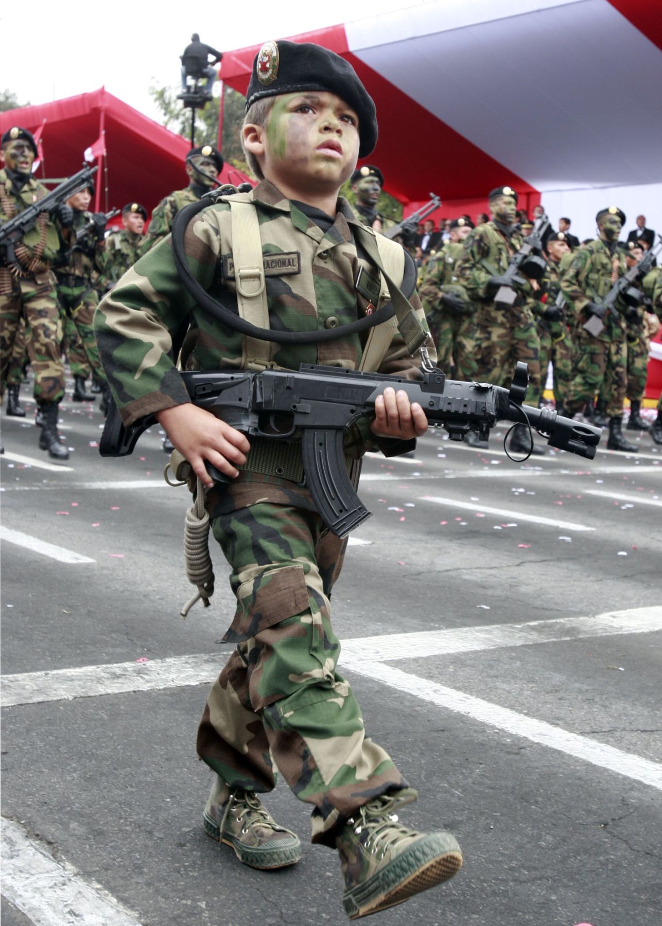Un pequeño niño, emocionó al público asistente por la marcialidad de su paso en el Desfile. Foto: ANDINA/ Dante Zegarra.