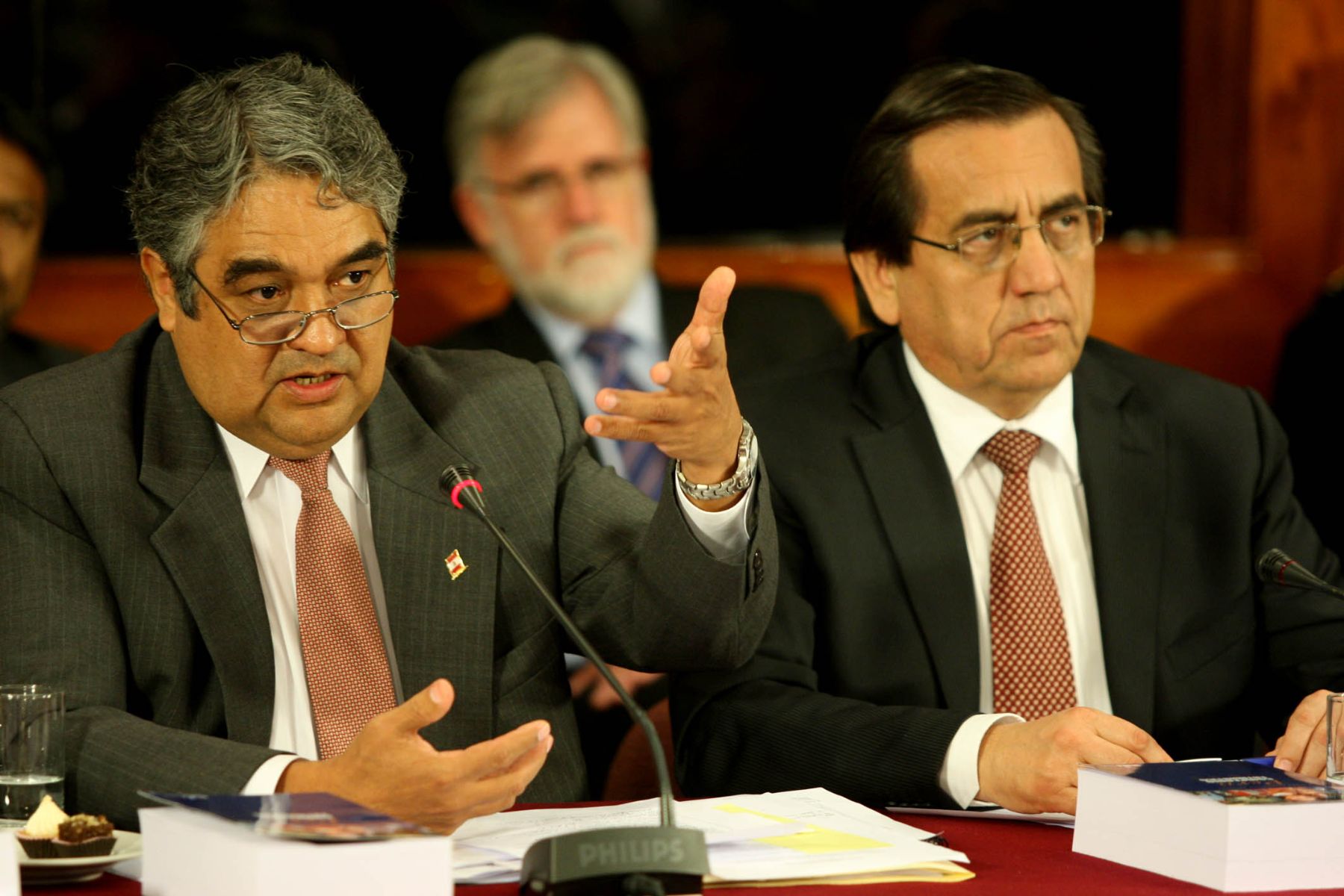 El titular de la PCM, Jorge del Castillo, y el ministro de Economía Luis Valdivieso, se reúne con los presidentes regionales para hablar sobre el presupuesto 2009, en la sede de la Presidencia del Consejo de Ministros. Foto: ANDINA / Alberto Orbegoso