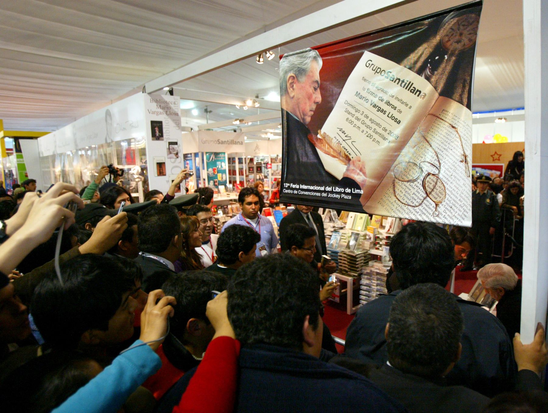 El escritor peruano Mario Vargas Llosa firmó ejemplares de sus novelas en la 13a Feria Internacional del Libro de Lima. Foto: ANDINA/Rubén Grández