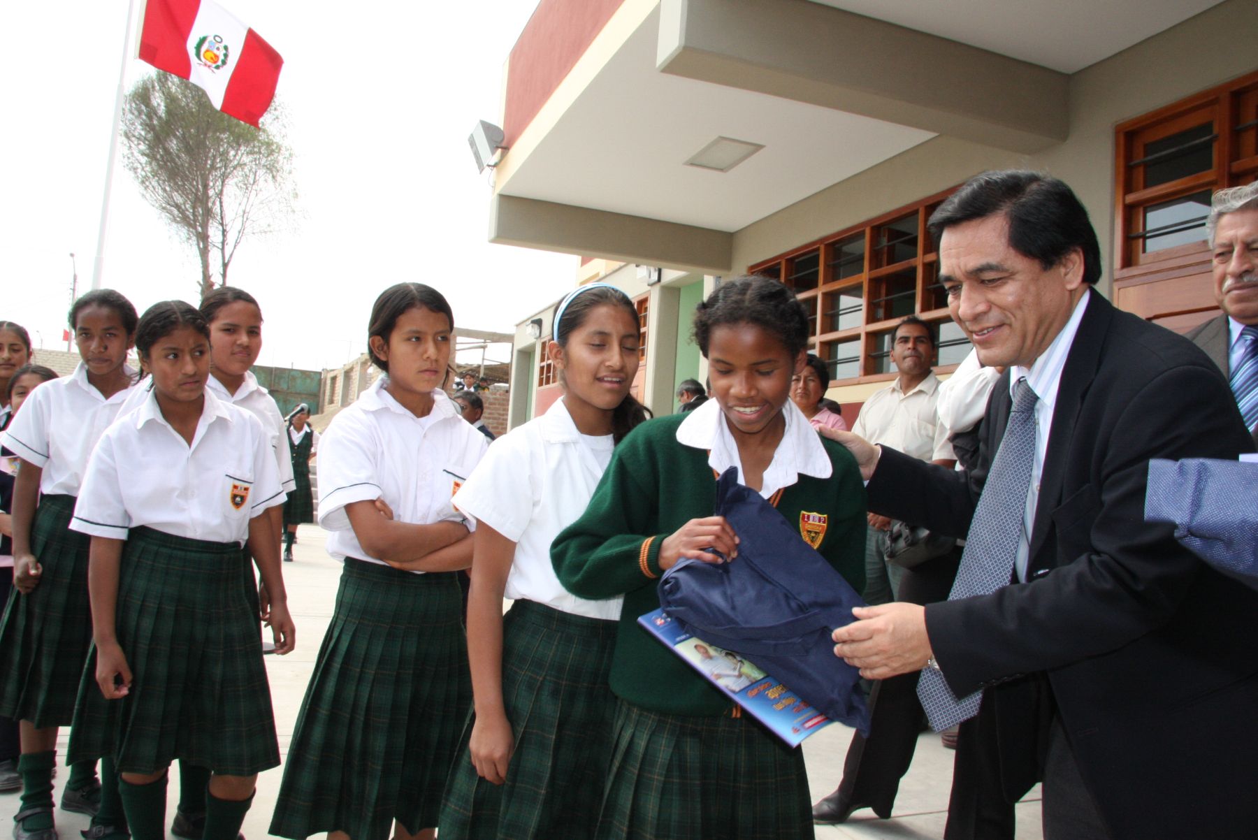 Ministro de Educación, José Antonio Chang Escobedo, en Chincha. Foto: ANDINA / Ministerio de Educación.