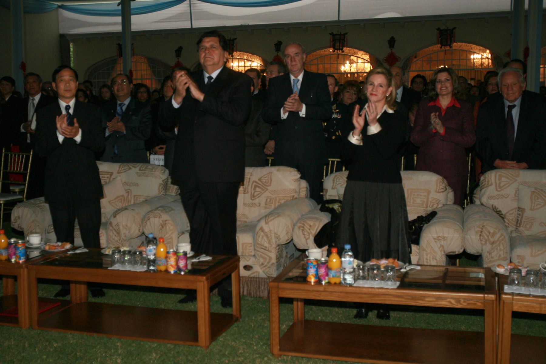 El Presidente Alan García asiste esta mañana a la Embajada de China en el Perú para observar inauguracíón de Juegos Olimpicos Beijing 2008.Foto:SEPRES/Oscar Farje Gomero.