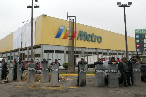 Policía resguarda supermercado Metro de Independencia, que hoy inició mudanza. Foto: ANDINA/Rubén Grández.