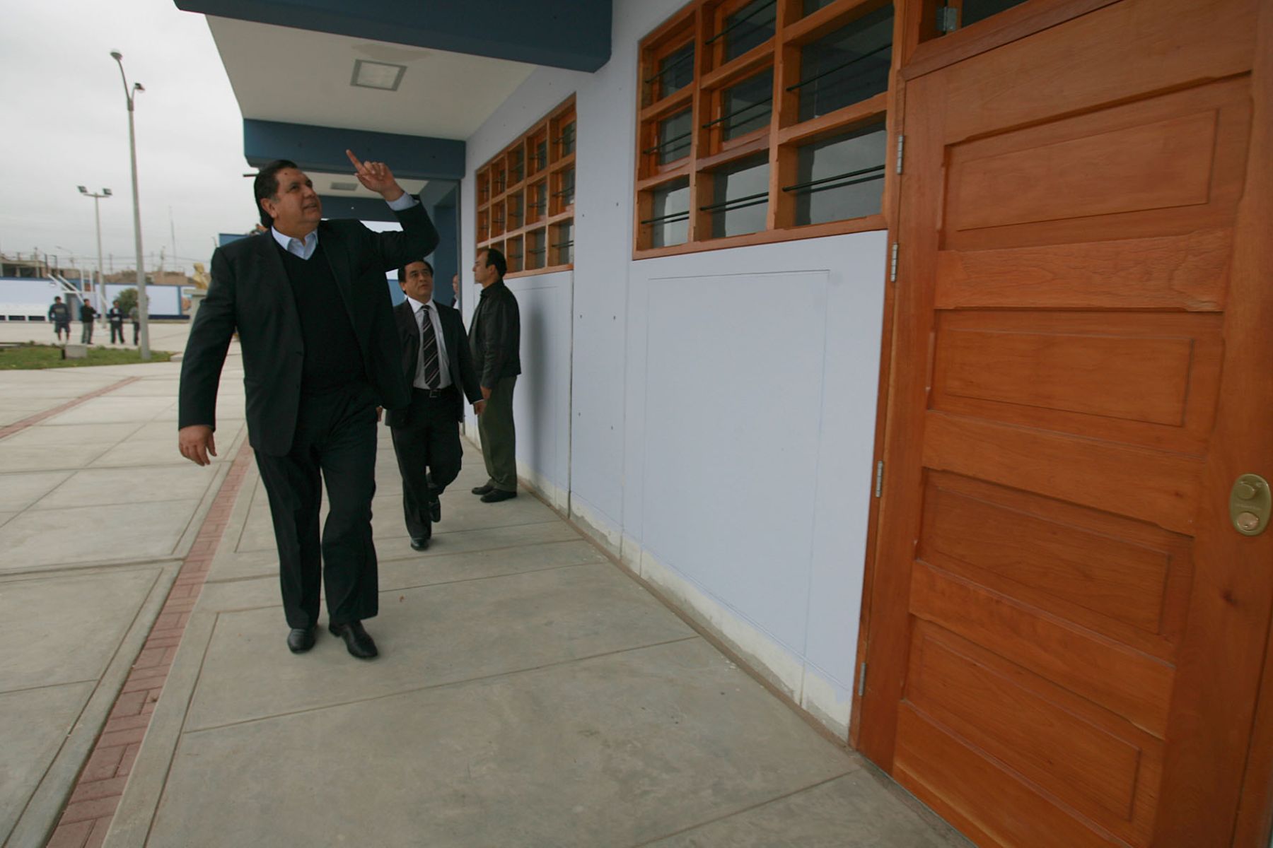 El presidente de la República, Alan García, visitó Pisco para inspeccionar obras de reconstrucción en colegios de la zona.