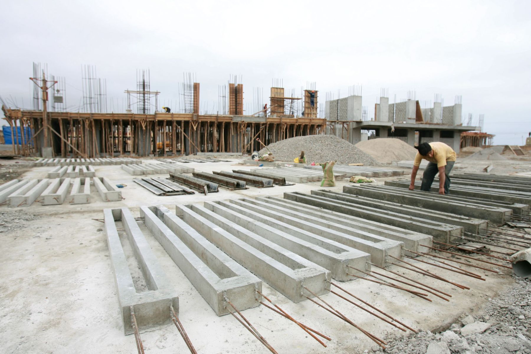 El presidente de la República, Alan García, visitó Pisco para inspeccionar obras de reconstrucción en colegios de la zona.