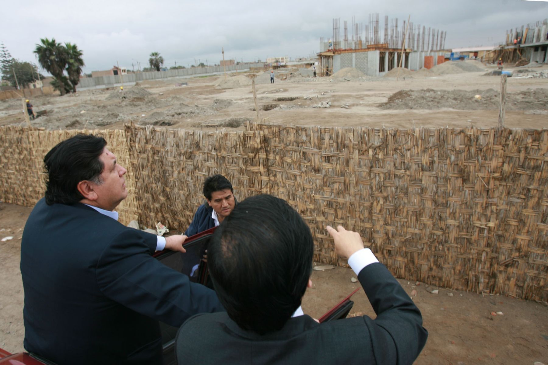 El presidente de la República, Alan García, visitó Pisco para inspeccionar obras de reconstrucción en colegios de la zona. Foto: ANDINA / Sepres