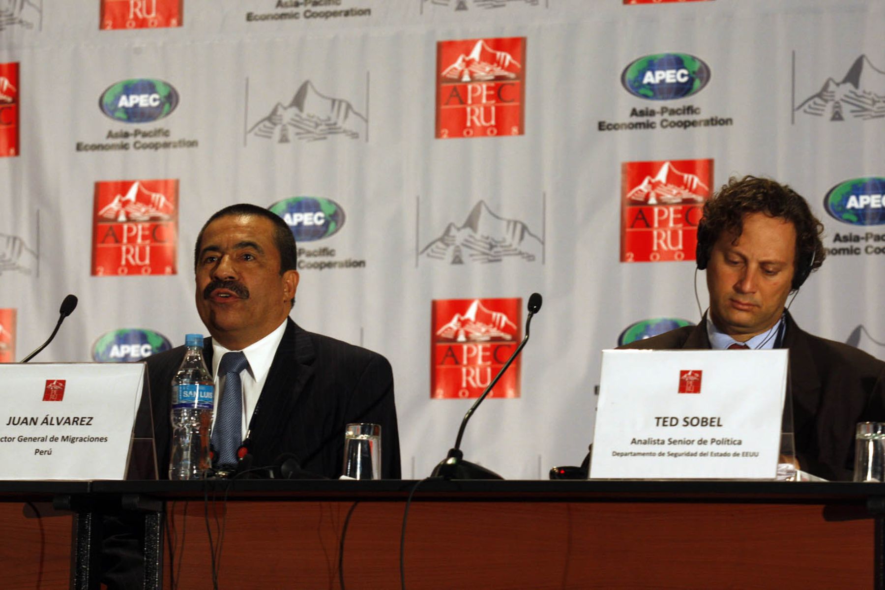 Conferencia de Prensa del Director de Migraciones , Juan Álvarez y Ted Sobel, Analista Senior de Política.

Foto:ANDINA / Juan Carlos Guzmán Negrini.