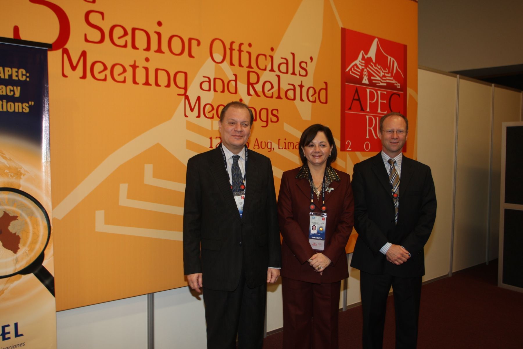 Presidente del Osiptel, Guillermo Thornberry, con ministra de Justicia, Rosario Fernández, durante inauguración de seminario de APEC este martes.