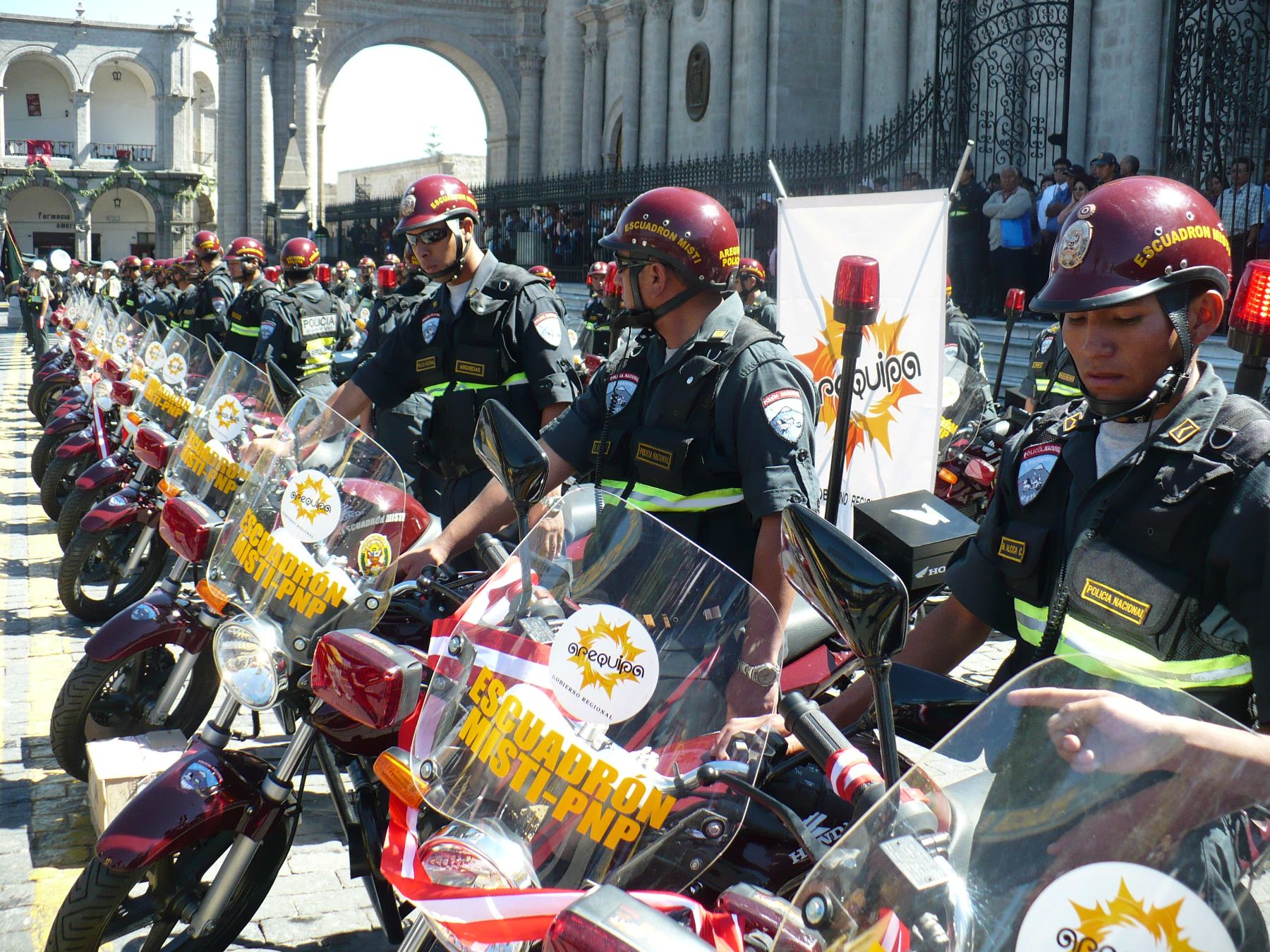Policía Nacional de Arequipa recibe cien motos y uniformes donados por  gobierno regional | Noticias | Agencia Peruana de Noticias Andina