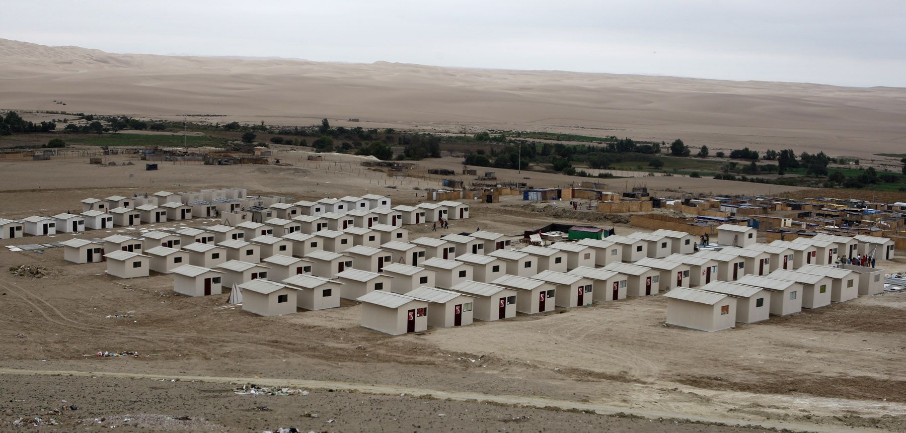Vista panorámica  de los módulos para los desplazados del terremoto entregadas por el ministerio de vivienda en la zona de Colinas de Villa-Hijos de Pisco del distrito de Tupac Amaru Inca de la ciudad de Pisco.Foto:ANDINA/Jack Ramón Morales