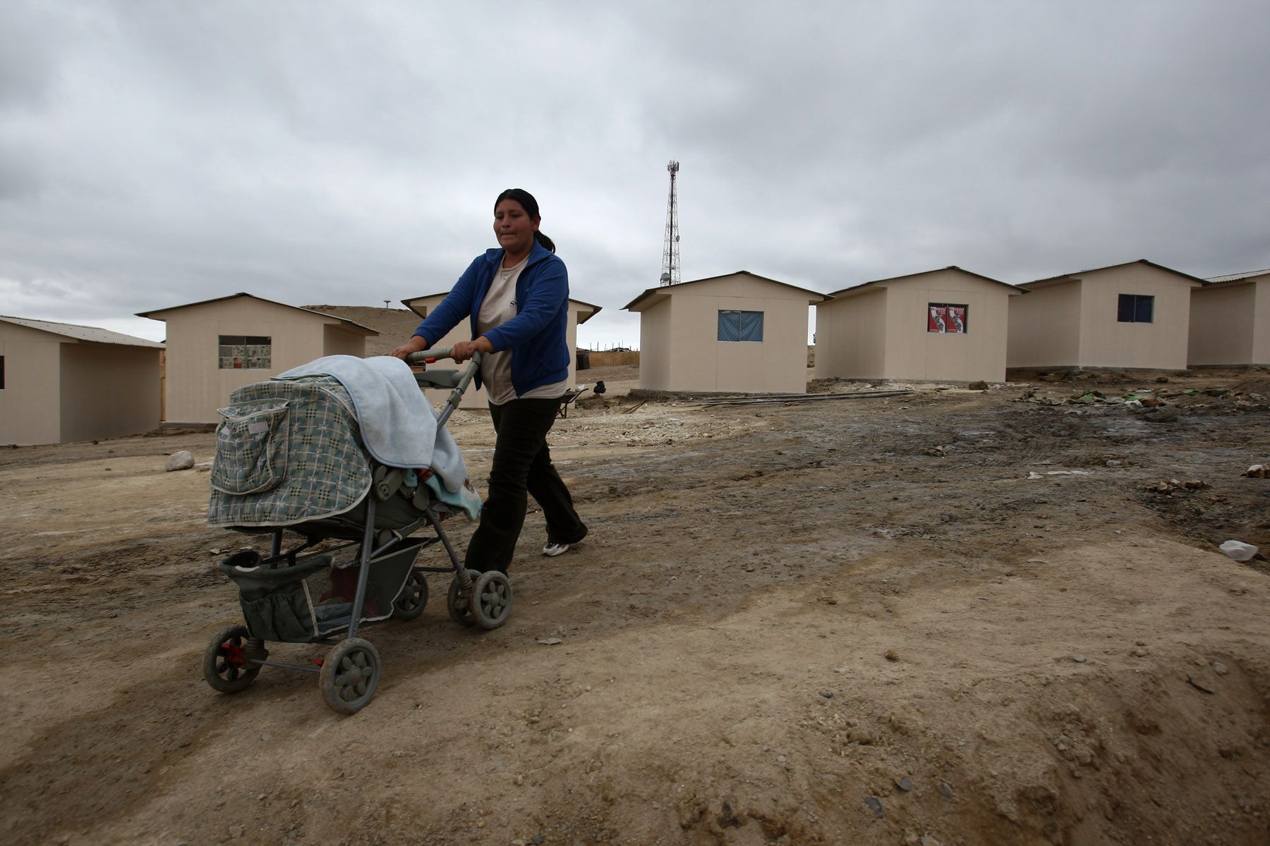 Vista panorámica  de los módulos para los desplazados del terremoto entregadas por el ministerio de vivienda en la zona de Colinas de Villa-Hijos de Pisco del distrito de Tupac Amaru Inca de la ciudad de Pisco.Foto:ANDINA/Jack Ramón Morales