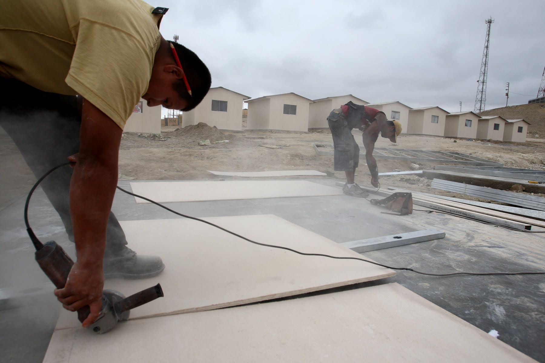 Instalan módulos para los desplazados del terremoto entregadas por el ministerio de vivienda en la zona de Colinas de Villa-Hijos de Pisco del distrito de Tupac Amaru Inca de la ciudad de Pisco.Foto: ANDINA /Jack Ramón Morales