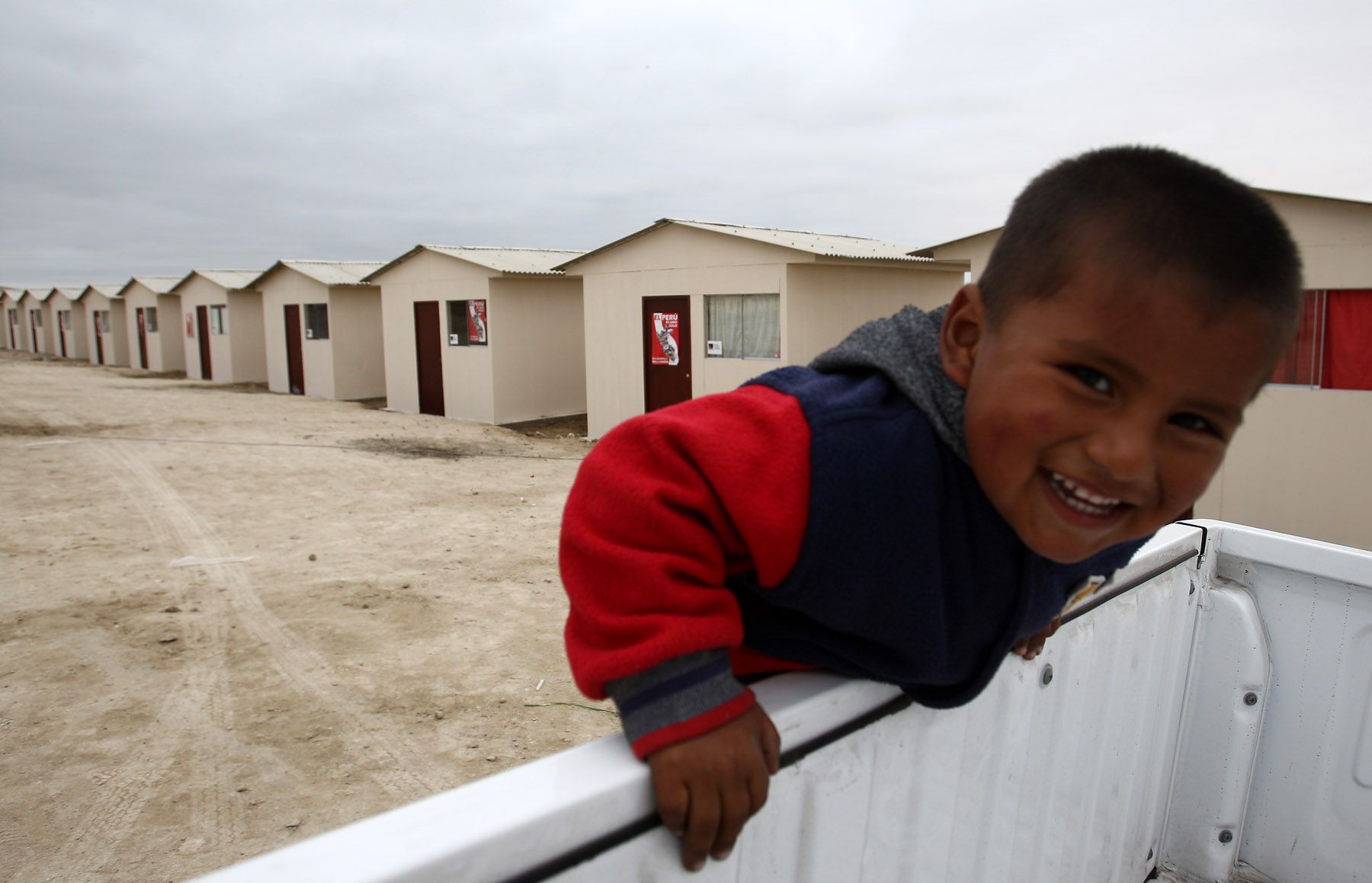 Un niño juega frente a los módulos para  desplazados del terremoto entregados por el ministerio de vivienda en la zona de Colinas de Villa-Hijos de Pisco . Foto: ANDINA /Jack Ramón Morales