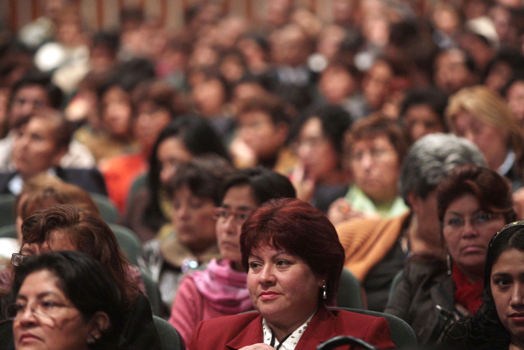 Cientos de mujeres observan el desarrollo de la II Convención Nacional de la Familia que organiza el Mindes. 
Foto:ANDINA/Carlos Lezama