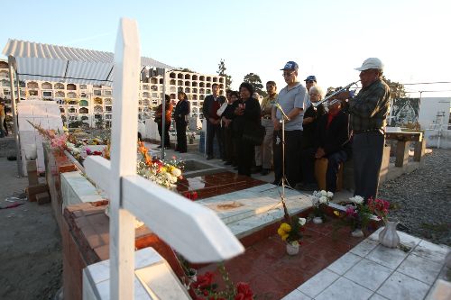 Familiares visitan  hoy en el cementerio de Pisco a sus seres queridos fallecidos en el terremoto del 15 de Agosto del año pasado. Foto.ANDINA/Jack Ramón