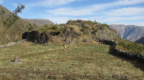Trabajos de campo realizarán investigadores peruanos y polacos en el centro ceremonial inca Muyu Muyu, descubierto hace más de diez años en el distrito de Chichas, provincia de Condesuyos, región Arequipa, el cual habría servido para rendir culto al nevado Solimana, apu considerado uno de los principales oráculos en la época inca. ANDINA/archivo