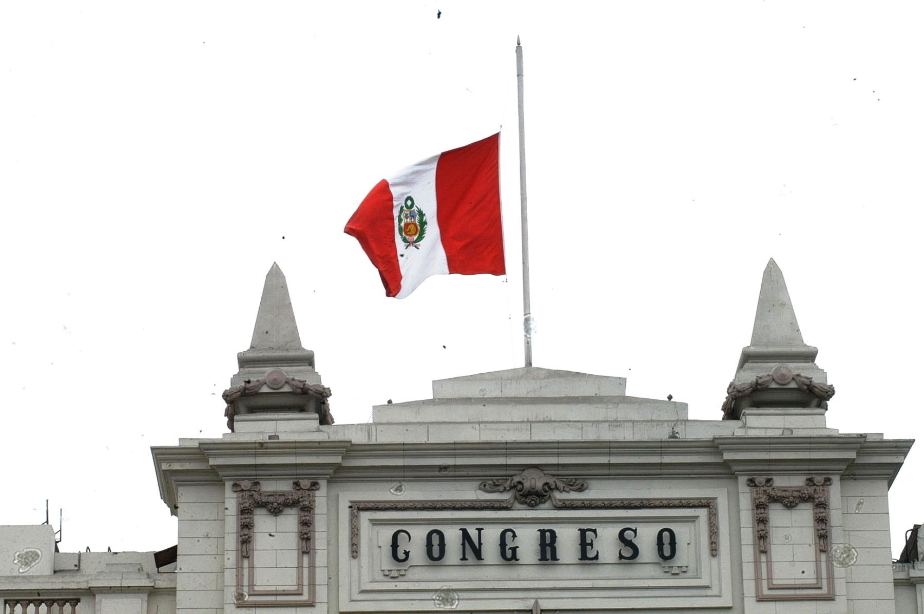 Bandera a media asta en el Congreso por deceso de legislador Mario Peña. Foto: Congreso de la República