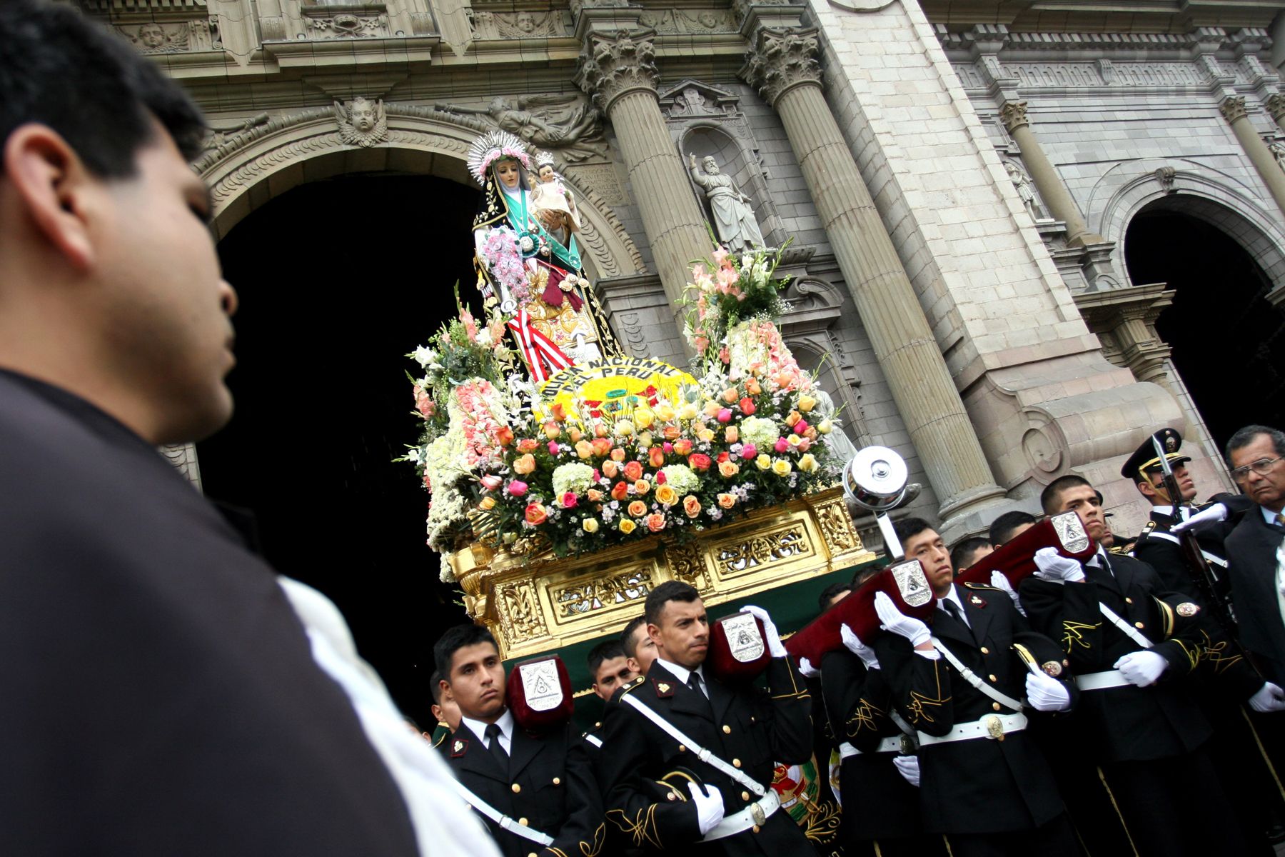 La Policía Nacional le rinde honores a Santa Rosa De Lima en la Plaza de Armas. Foto: ANDINA / Carolina Urra.