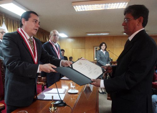 El Jurado Nacional de Elecciones entrega la credencial de congresista a Jorge Rafael Foinquinos Mera, quien reemplaza en el cargo al fallecido legislador Mario Fernández Peña Angulo. Foto: ANDINA/Carlos Lezama.
