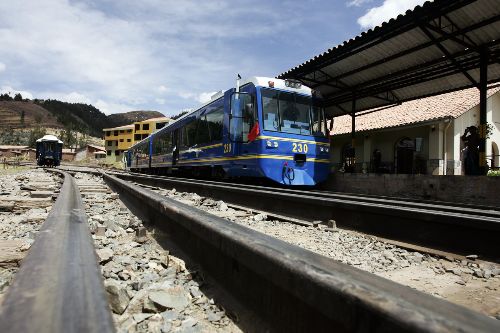 Las operaciones ferroviarias en el tramo entre Ollantaytambo e Hidroeléctrica de la vía férrea Cusco-Machu Picchu, se restablecieron parcialmente desde esta tarde tras la rehabilitación de la línea afectada por un derrumbe que  provocó el descarrilamiento y volcadura de un tren de carga, informó la empresa operadora Perú Rail. ANDINA/archivo