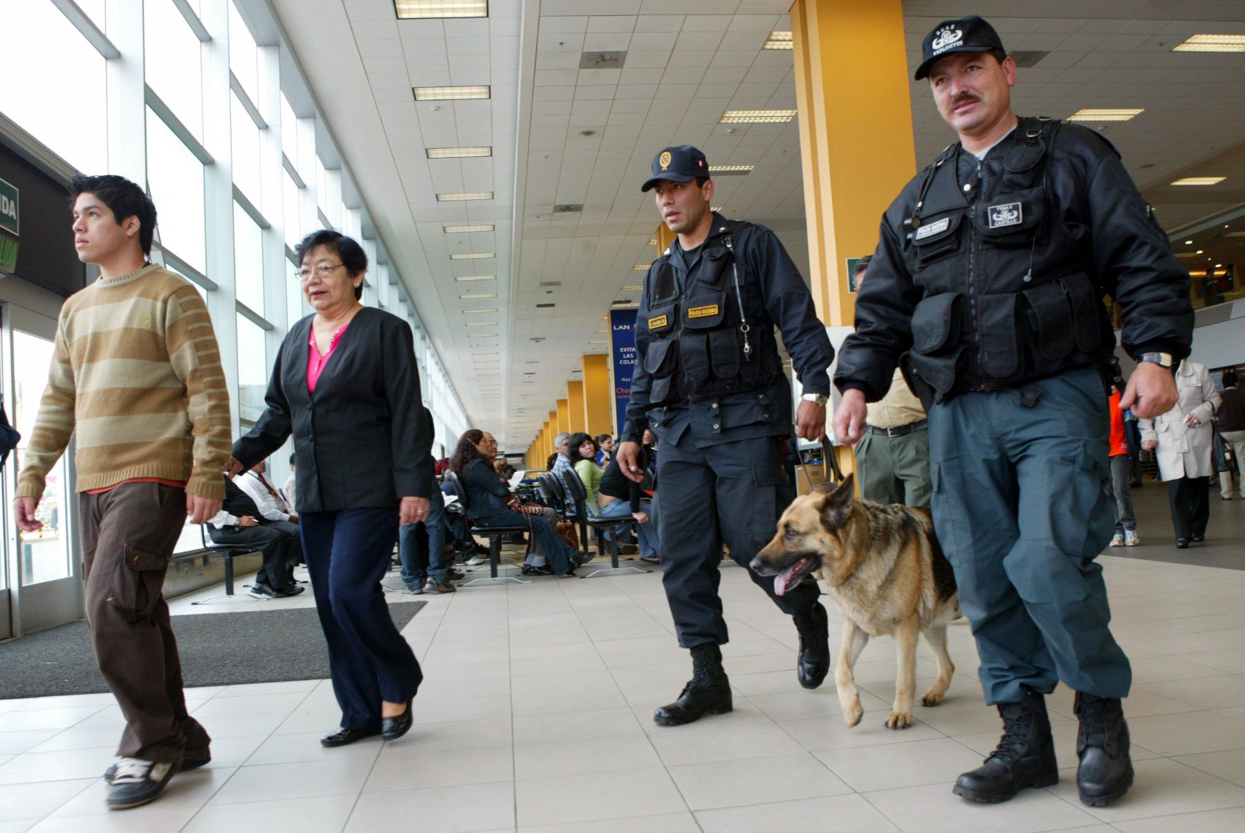 Policía Antidrogas detuvo en aeropuerto a tres burriers. Foto: ANDINA / Rubén Grández.