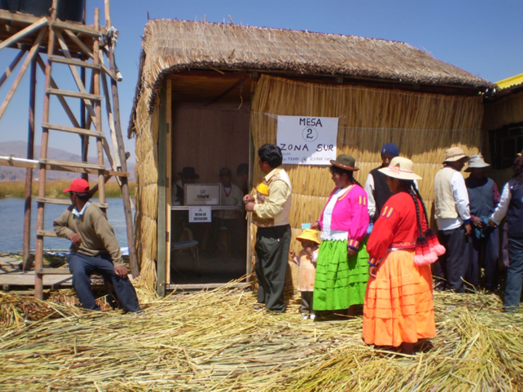Elecciones en isla flotante de los Uros del lago Titicaca. Foto: ANDINA / ONPE.