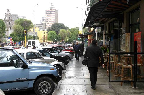 En Miraflores faltan estacionamientos, reconoce municipio. Foto: Andina/Archivo