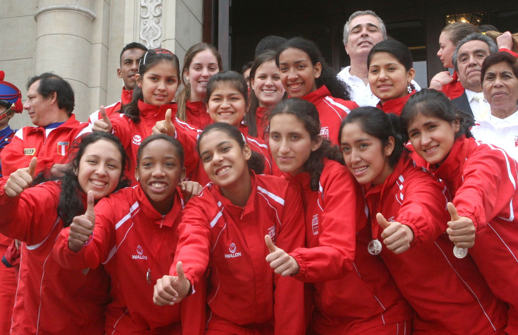El presidente de la República, Alan García Pérez, brindó esta mañana un reconocimiento al trabajo de la selección de menores de vóley, clasificada para el Campeonato Mundial en Mexico en el año 2009. Foto: ANDINA / Sepres.
